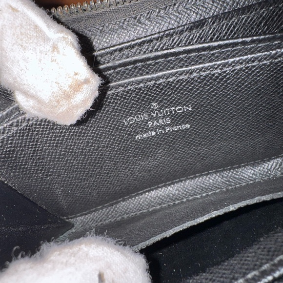 Louis Vuitton
2013 Damier Graphite Pattern Zippy Compact Wallet - Picture 12 of 14